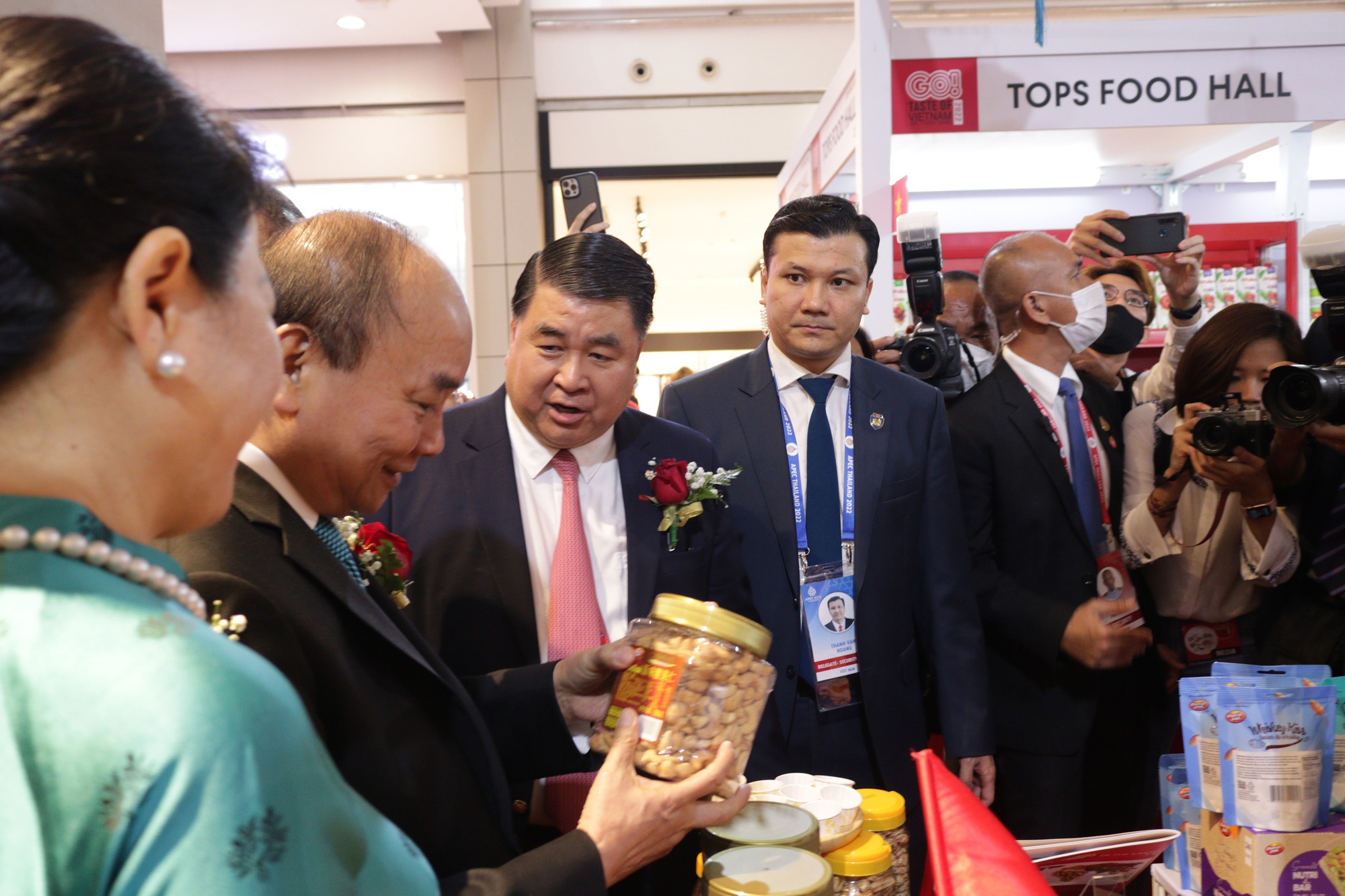 3 Nguyen Xuan Phuc เยี่ยมชมบูธบริษัทเวียดนามที่งาน Vietnam Goods Week Thailand 2022