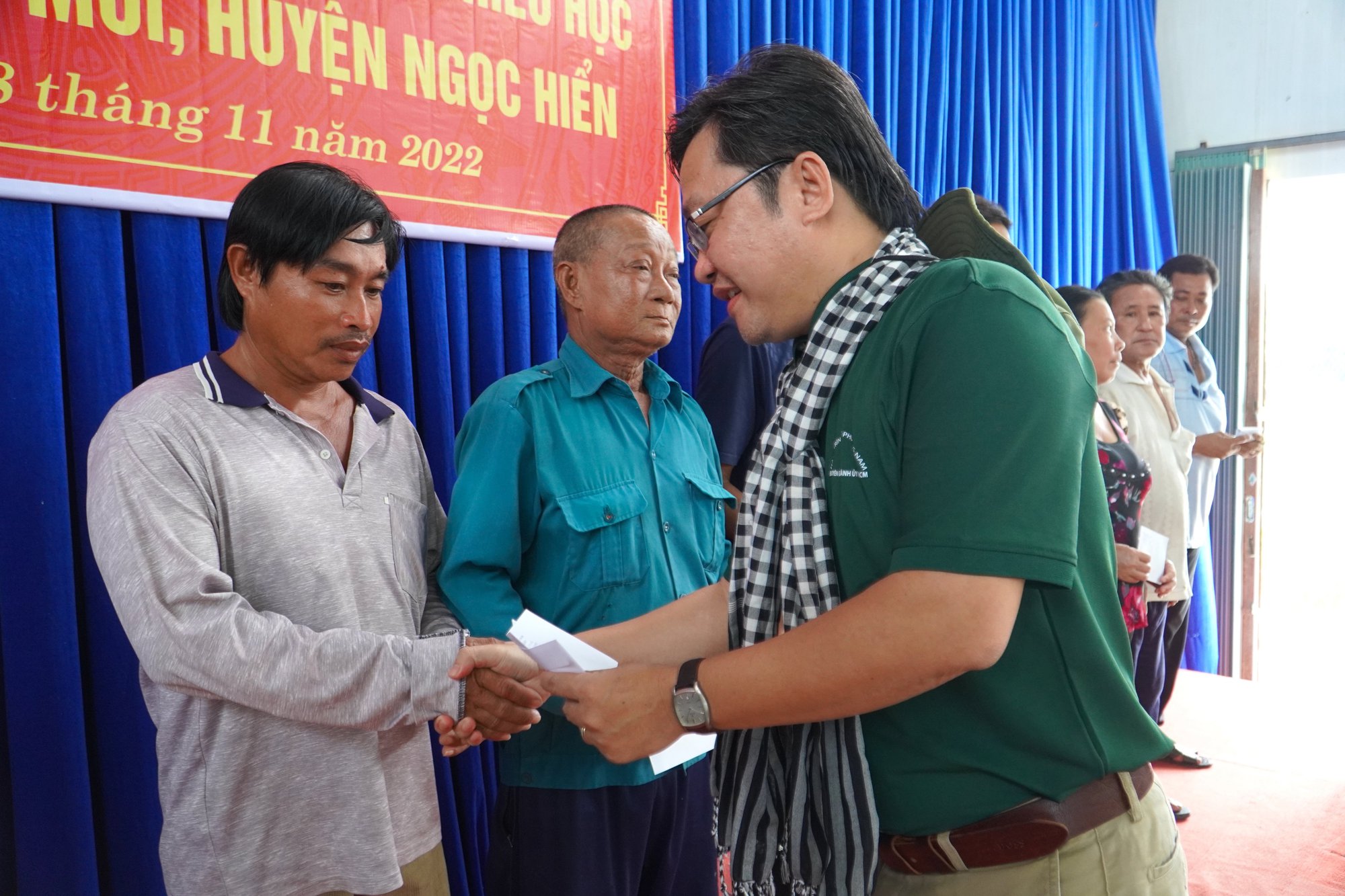 Đoàn cán bộ tuyên giáo, báo chí TP HCM tặng 100 phần quà cho vùng Đất Mũi - Ảnh 2.