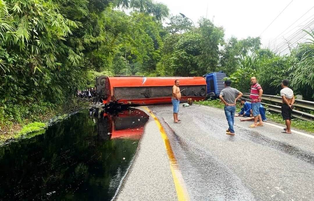 Xe bồn  lật chắn ngang đèo Bảo Lộc, giao thông tê liệt nhiều giờ - Ảnh 1.