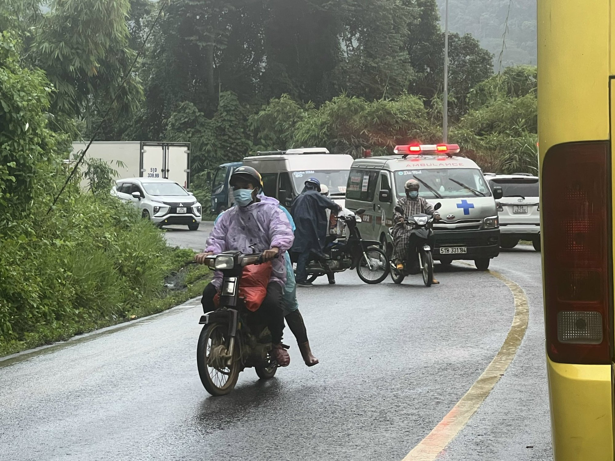 Xe bồn  lật chắn ngang đèo Bảo Lộc, giao thông tê liệt nhiều giờ - Ảnh 3.