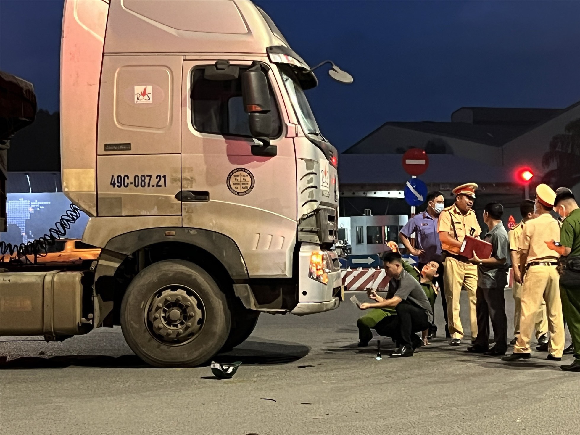 Tai nạn giao thông là một trong những vấn đề đang được quan tâm và xử lý mạnh mẽ nhất tại Việt Nam. Thông qua hình ảnh, chúng ta có thể thấy rõ hơn sự thương tâm của các vụ tai nạn và cảm thấy sự quan tâm của chính phủ trong việc đảm bảo an toàn giao thông cho cộng đồng.