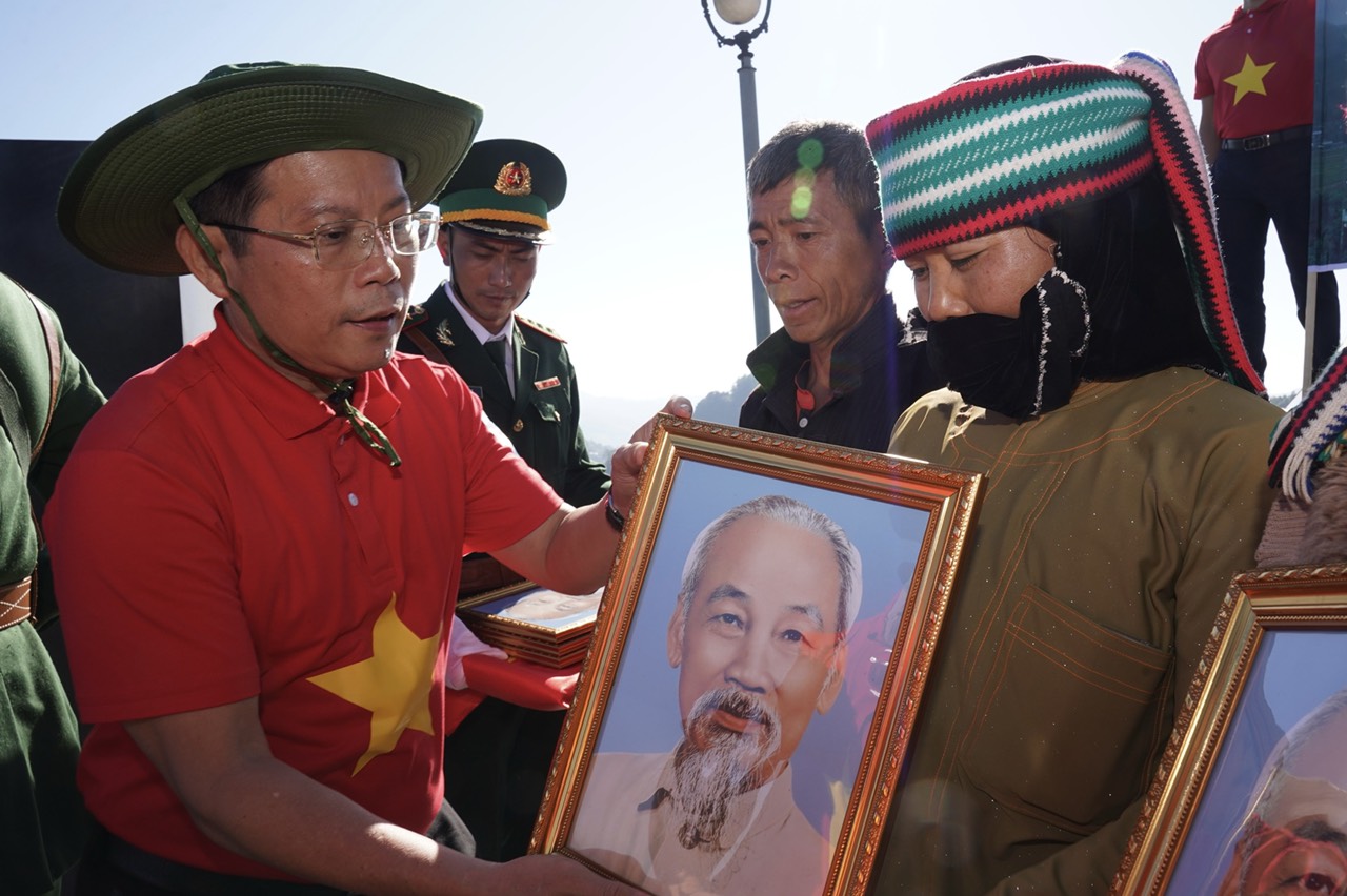 Chương trình Tự hào cờ Tổ quốc làm Lễ chào cờ tại Cột cờ Quốc gia Lũng Cú - Ảnh 7.