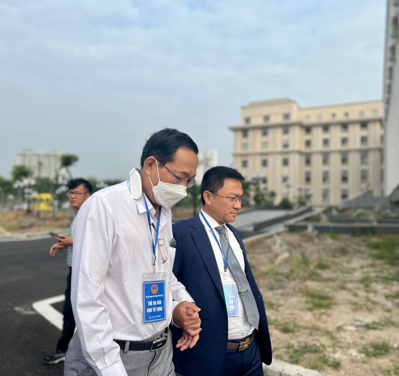 CLIP: Cựu thứ trưởng Bộ Y tế Cao Minh Quang chống gậy tới toà - Ảnh 2.