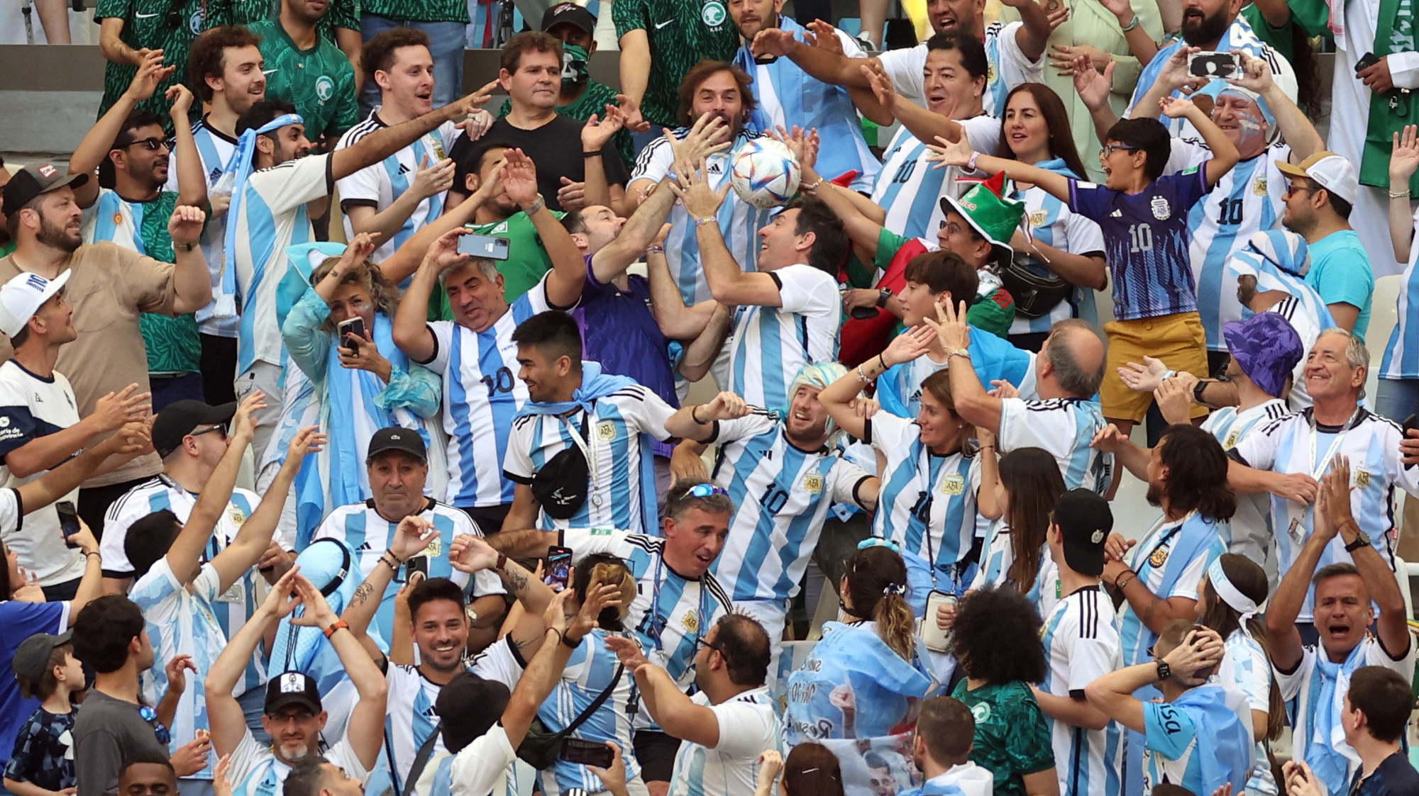 HLV đội bóng quật ngã Messi và Argentina từng làm việc ở V-League - Ảnh 3.