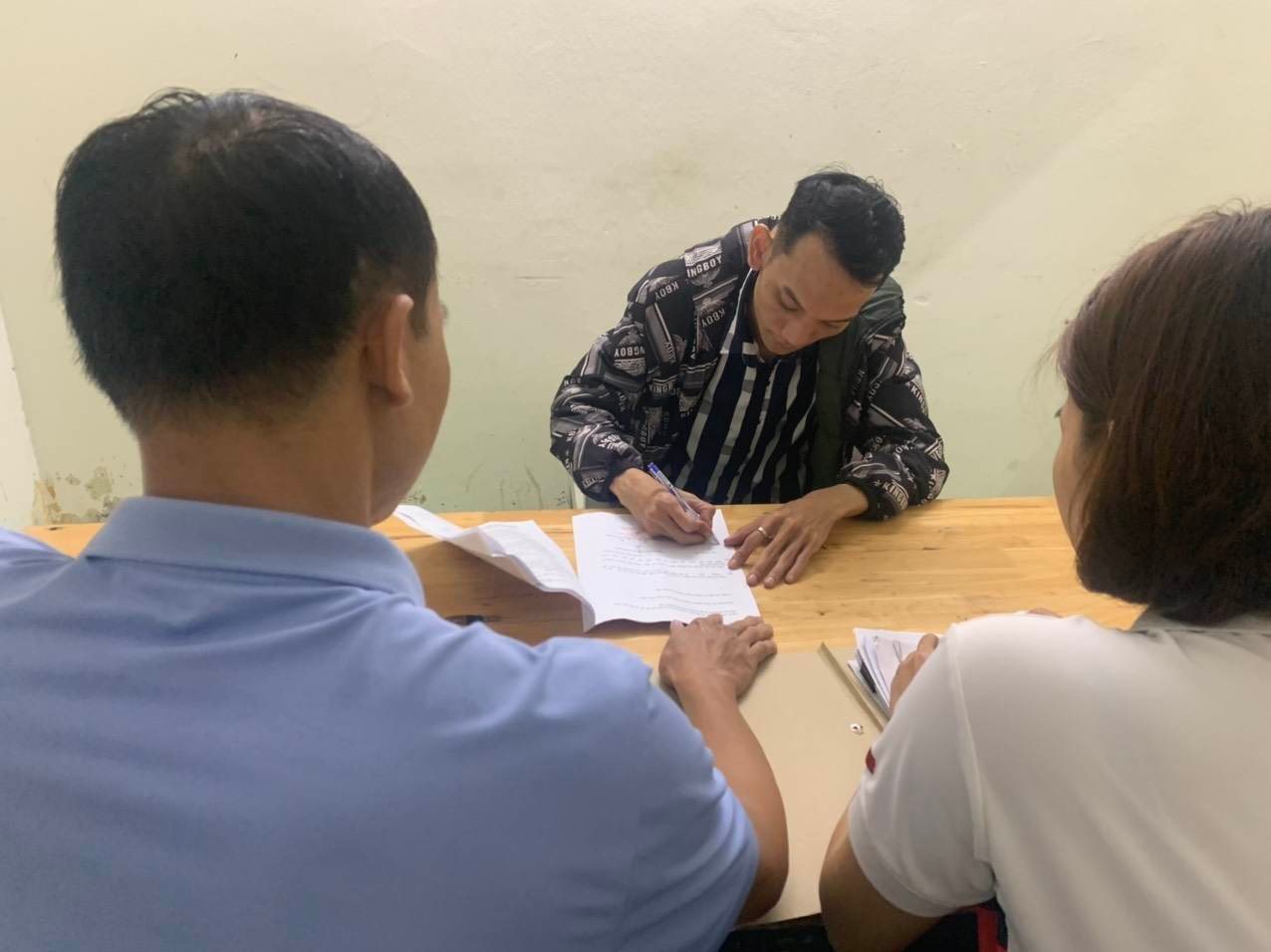 Thưởng nóng chuyên án liên quan vụ đòi nợ kiểu khủng bố - Ảnh 4. Thưởng nóng chuyên án liên quan vụ đòi nợ kiểu khủng bố - Ảnh 4.