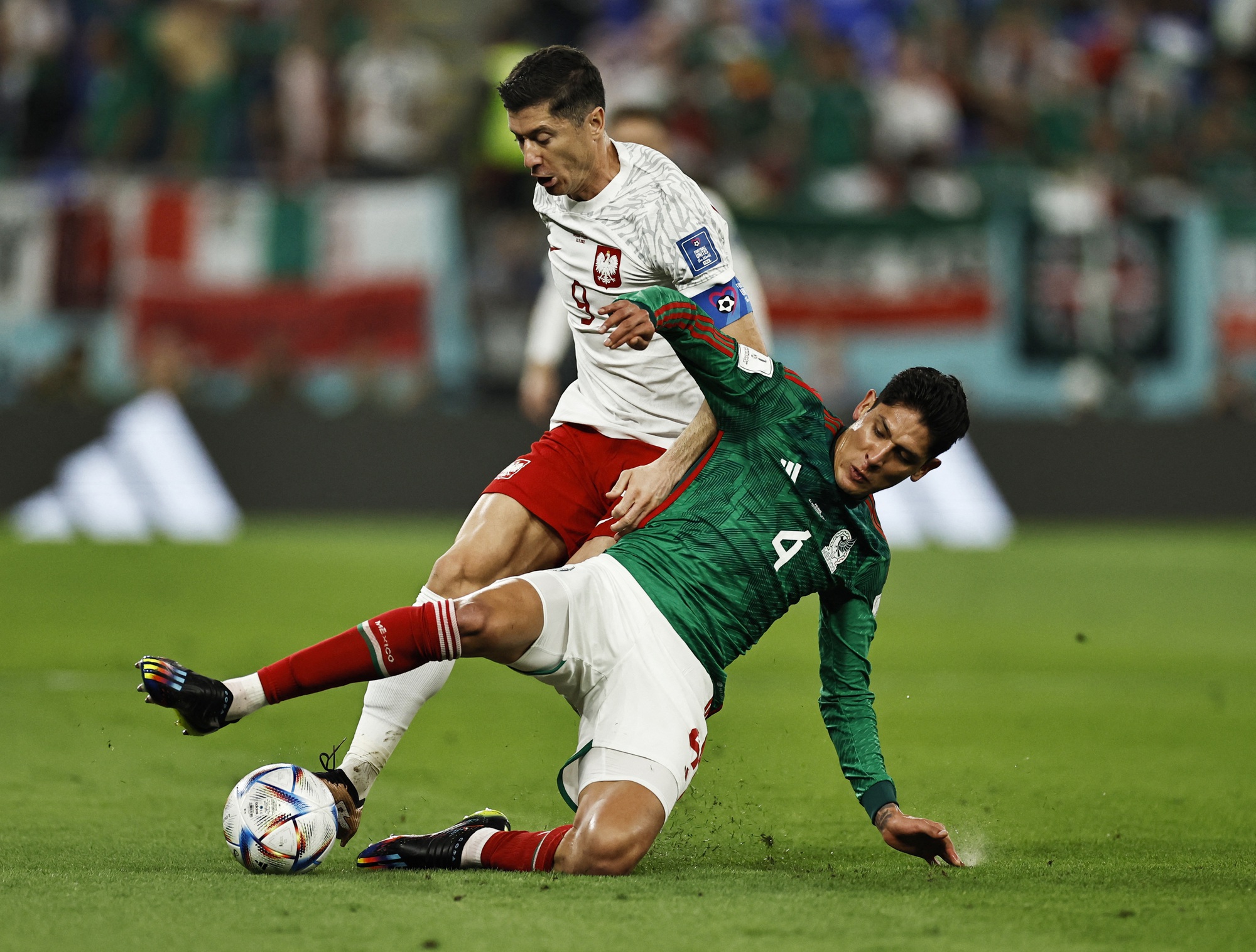 Lewandowski hỏng penalty, Ba Lan chia điểm Mexico - Ảnh 3.