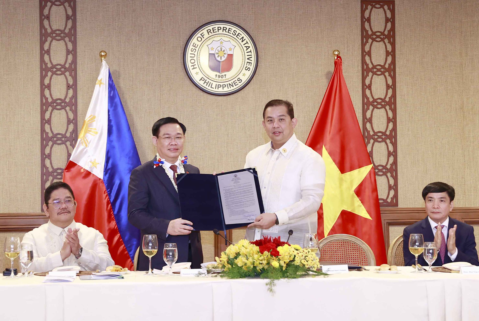 Quan hệ Việt Nam-Philippines hiện tại đang rất tốt đẹp và ngày càng thắtight. Chúng tôi rất hào hứng với sự tiến bộ đang diễn ra, bức hình này sẽ giúp quý khách thấy được tương lai tươi sáng và hứa hẹn của hai quốc gia.