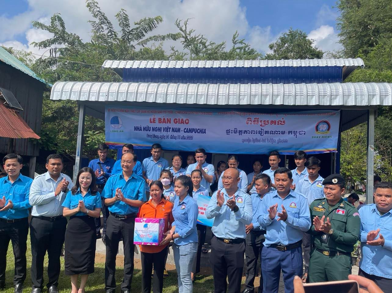 Chương trình tình nguyện ý nghĩa của thanh niên Việt Nam tại Campuchia - Ảnh 1.