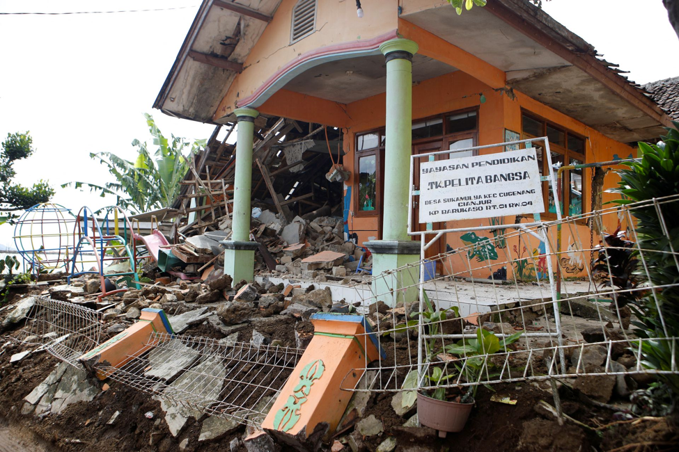 Thảm họa động đất ở Indonesia: Phụ huynh đau đớn bên thi thể con gái - Ảnh 3.