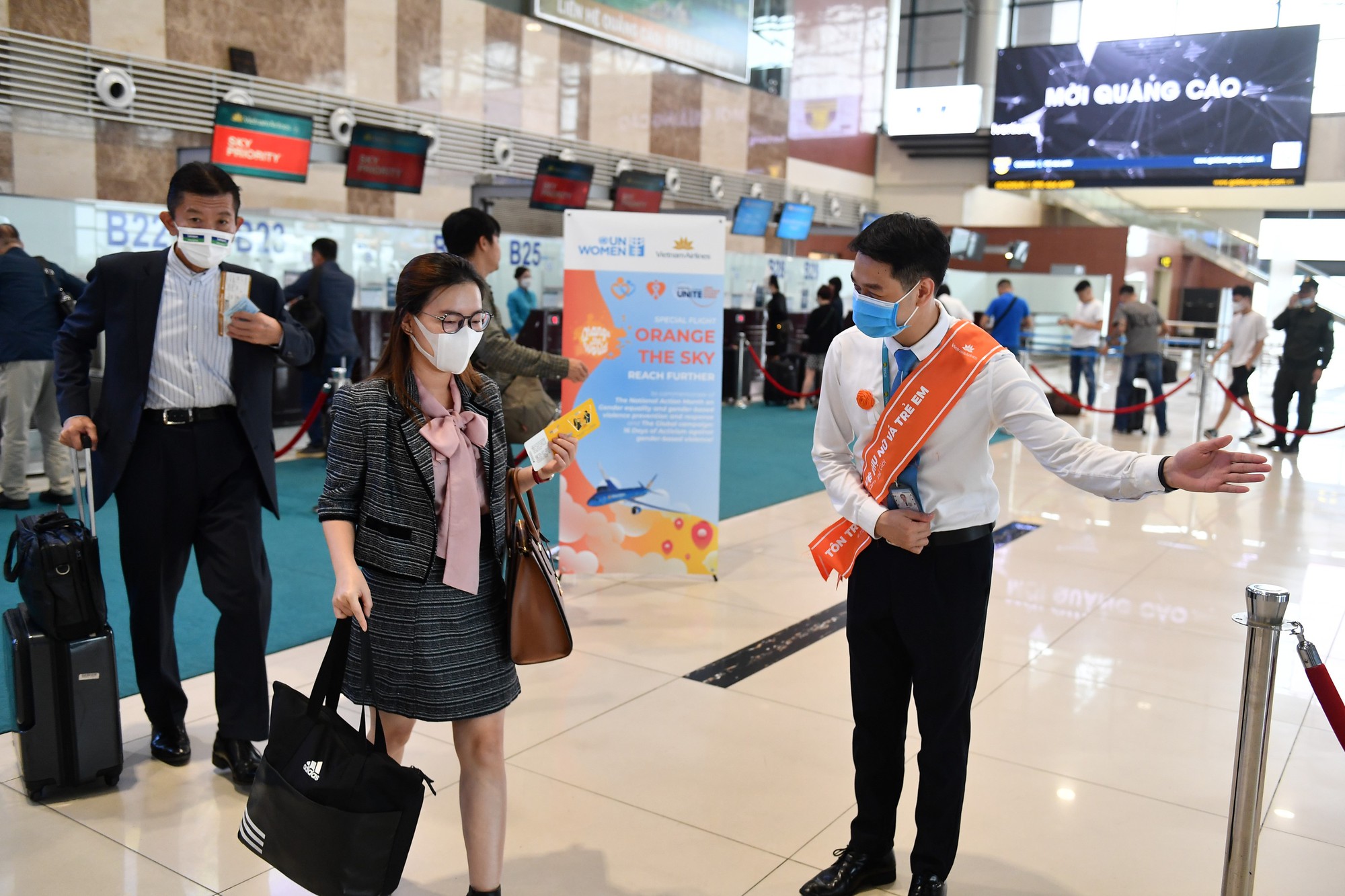 Bất ngờ trên chuyến bay Tô cam bầu trời của Vietnam Airlines - Ảnh 2. Bất ngờ trên chuyến bay Tô cam bầu trời của Vietnam Airlines - Ảnh 2.