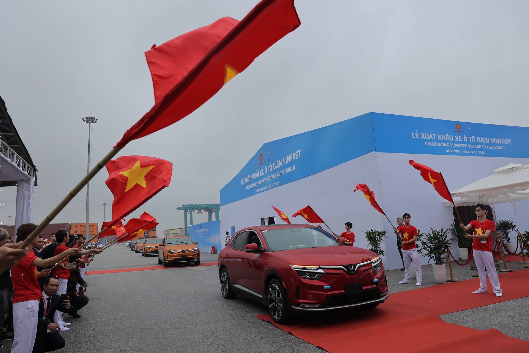 Thủ tướng Phạm Minh Chính dự lễ xuất khẩu lô xe điện VF 8 của VinFast sang Mỹ - Ảnh 6.