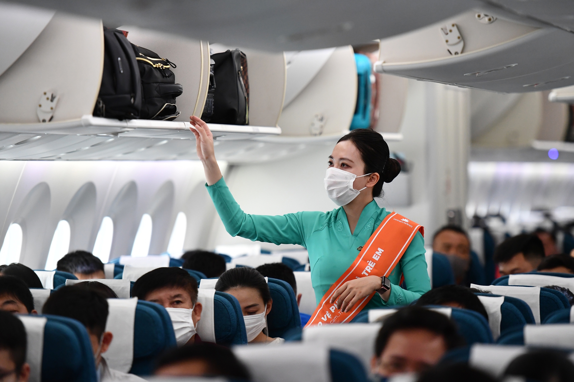 Bất ngờ trên chuyến bay Tô cam bầu trời của Vietnam Airlines - Ảnh 4. Bất ngờ trên chuyến bay Tô cam bầu trời của Vietnam Airlines - Ảnh 4.
