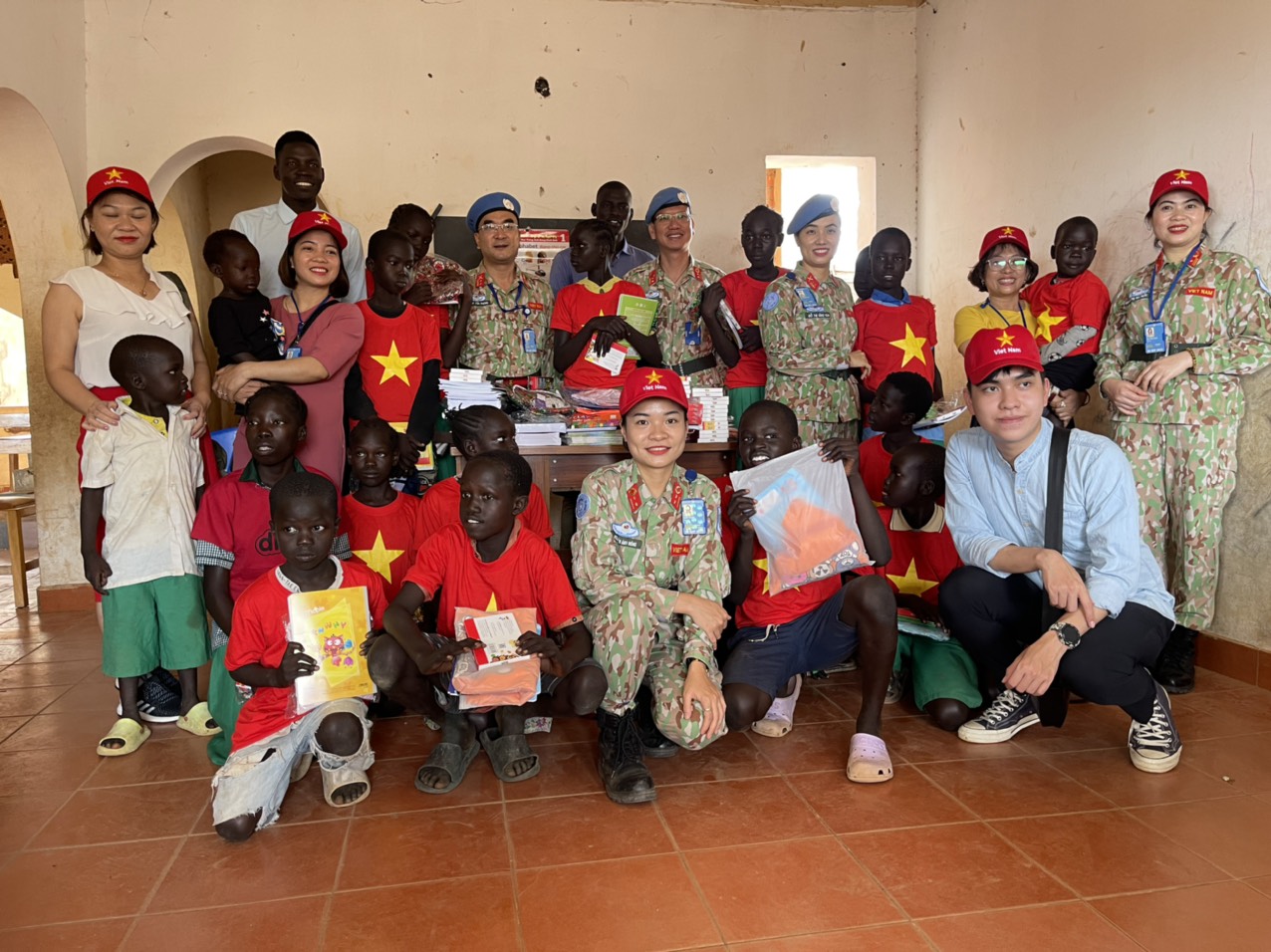 Bệnh viện dã chiến mũ  nồi xanh Việt Nam tặng quà các trường học tại Nam Sudan - Ảnh 2.