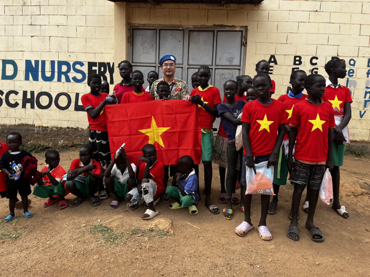 Bệnh viện dã chiến mũ  nồi xanh Việt Nam tặng quà các trường học tại Nam Sudan - Ảnh 4.