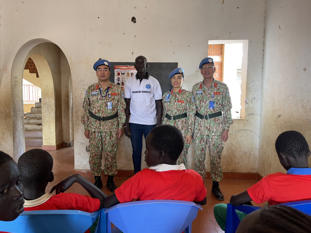 Bệnh viện dã chiến mũ  nồi xanh Việt Nam tặng quà các trường học tại Nam Sudan - Ảnh 6.