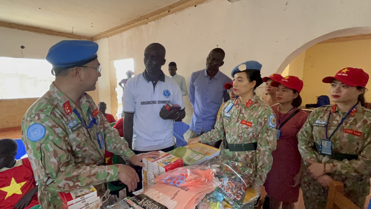 Bệnh viện dã chiến mũ  nồi xanh Việt Nam tặng quà các trường học tại Nam Sudan - Ảnh 8.