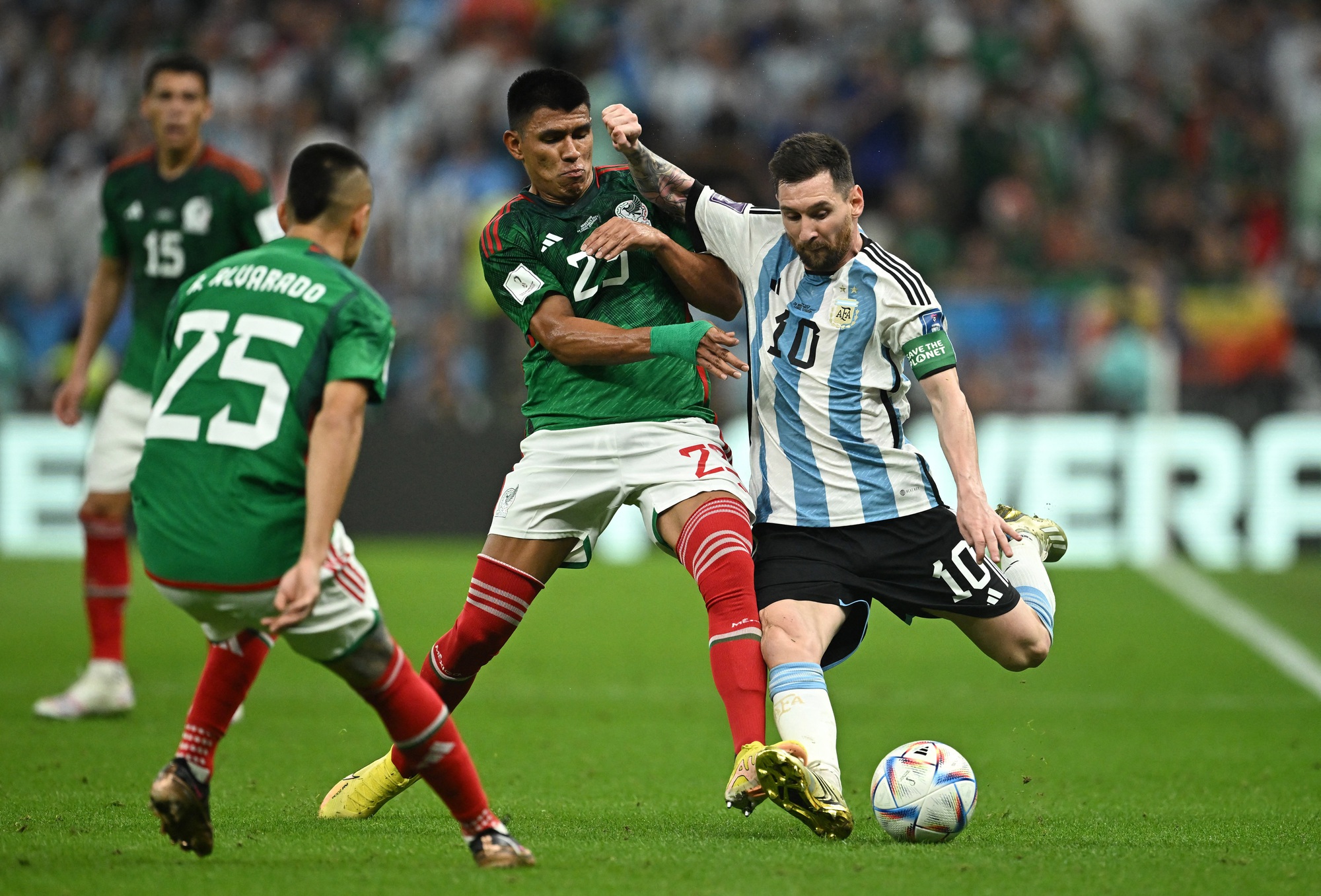 Messi lập siêu phẩm, Argentina bùng nổ hạ Mexico - Ảnh 3.