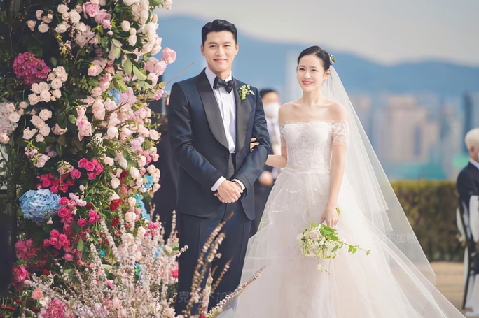 Vợ chồng Hyun Bin nhận chúc phúc con trai đầu lòng - Ảnh 1.