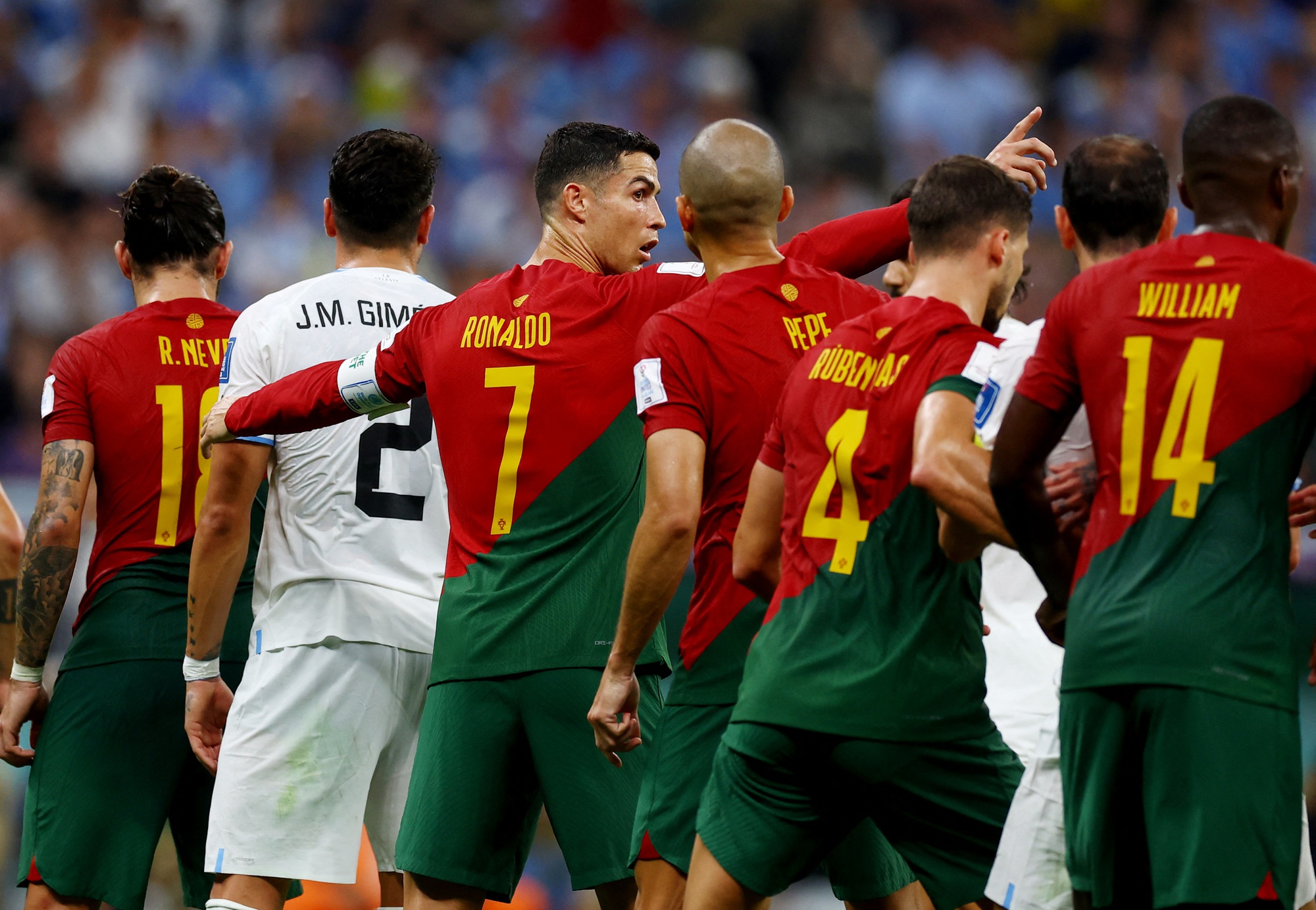 Ronaldo ăn mừng: Xem Ronaldo ăn mừng sau bàn thắng trên sân là một trải nghiệm tuyệt vời. Điều này thể hiện tinh thần đam mê và nỗ lực không ngừng của cầu thủ lừng danh này. Đừng bỏ lỡ cơ hội thưởng thức cảm giác hưng phấn này thông qua hình ảnh đầy sống động.