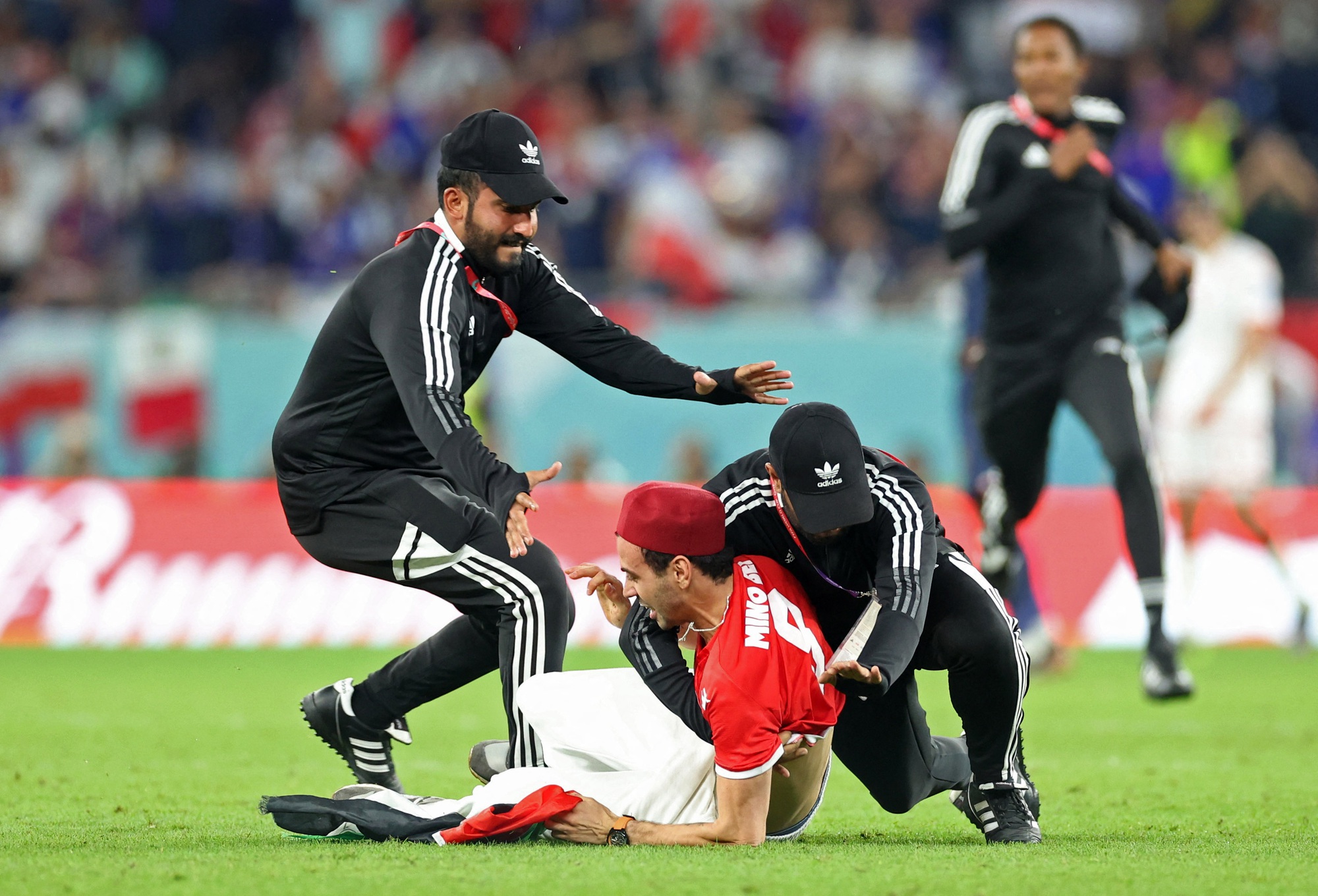 CĐV Tunisia vào sân gây náo loạn trận đấu với tuyển Pháp - Ảnh 11.