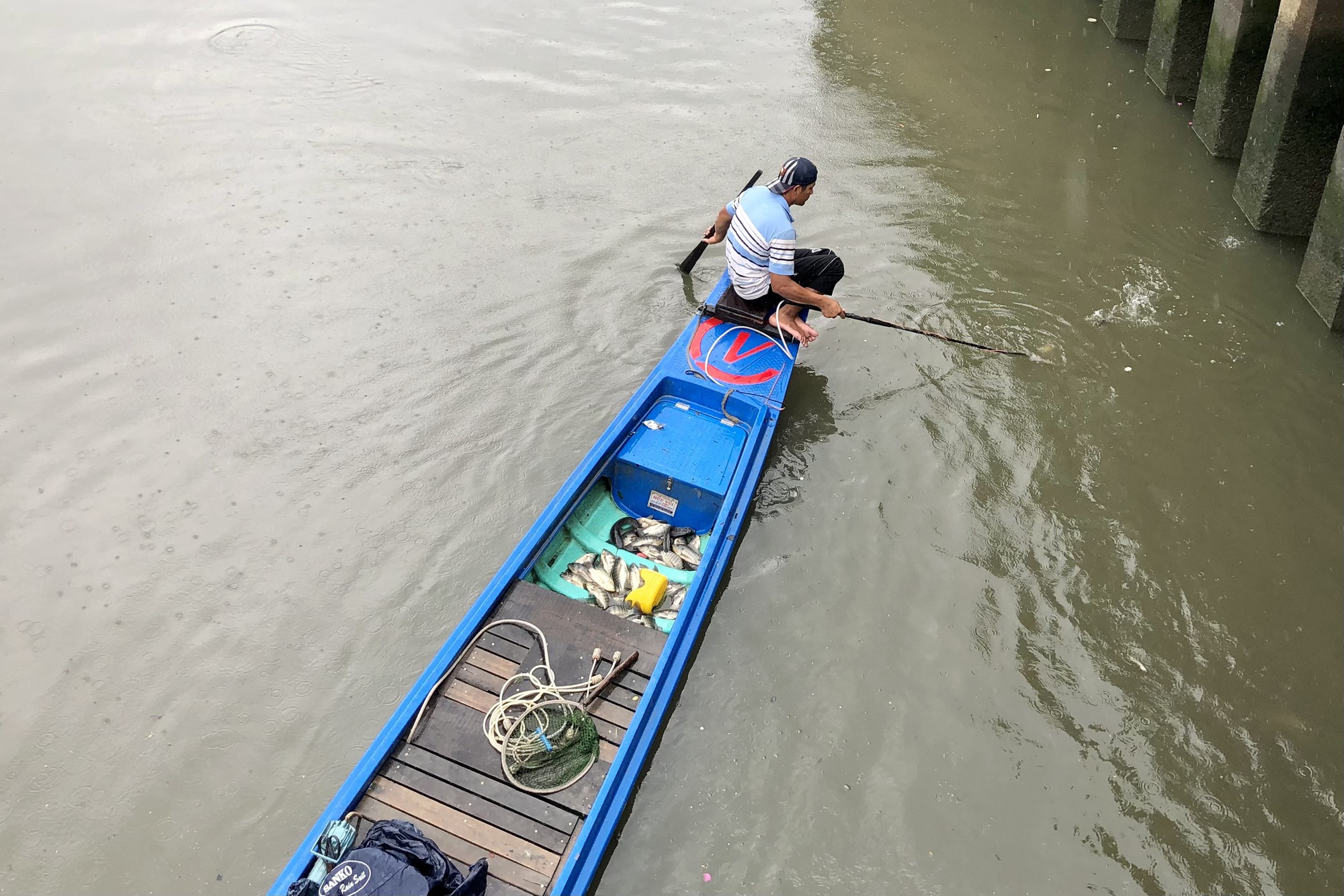 Clip: Ngang nhiên chích điện bắt cá trên kênh Nhiêu Lộc - Thị Nghè - Ảnh 1.