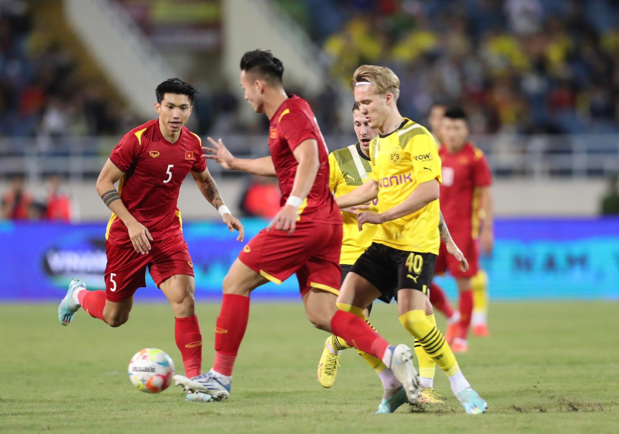 Chiến thắng ngược CLB Dortmund và chiến thắng của tuyển Việt Nam là một trong những trận đấu đáng nhớ nhất của lịch sử bóng đá Việt Nam. Hãy cùng xem hình ảnh về những pha bóng đẹp mắt và các bàn thắng của đội tuyển trong trận đấu này.