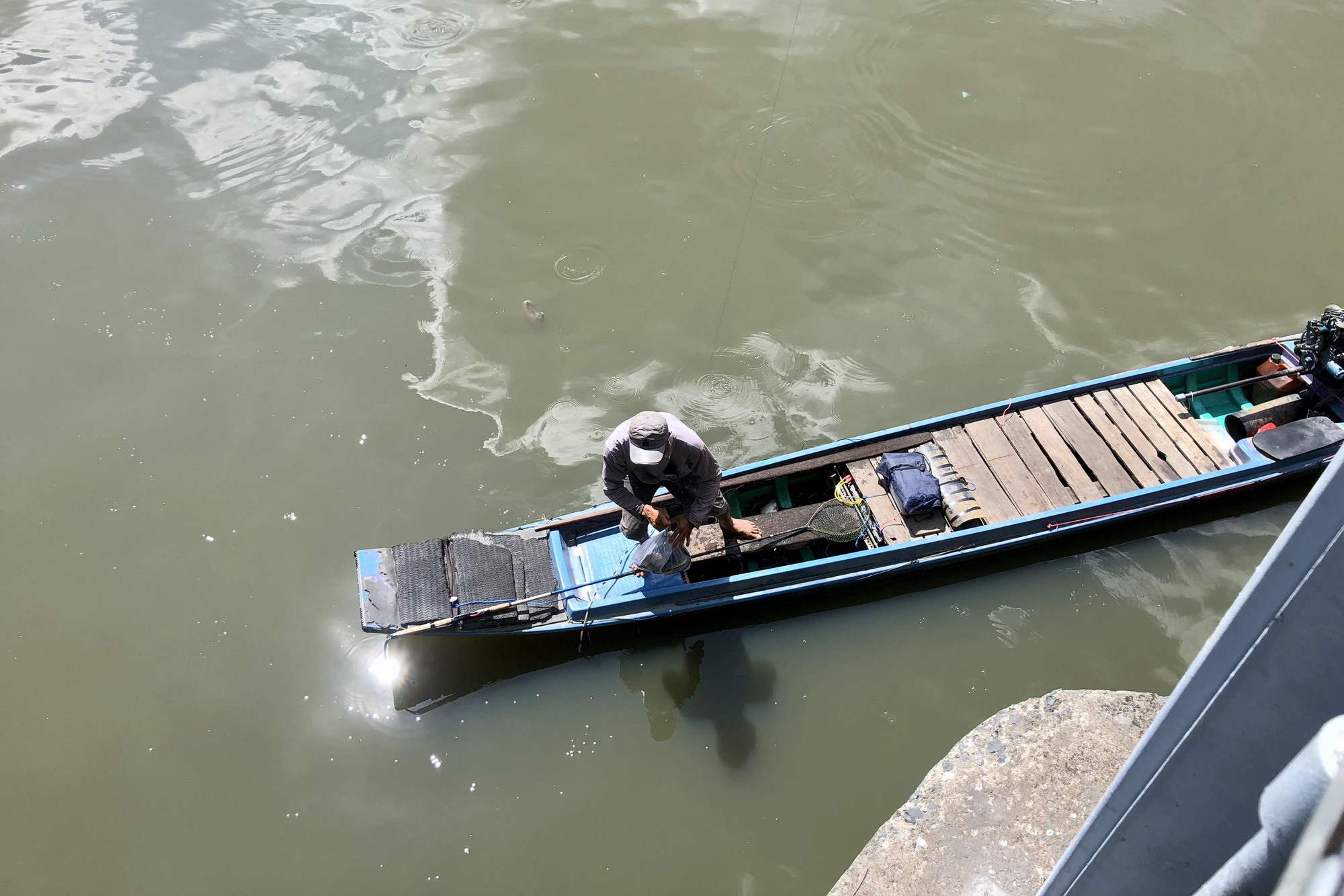 Clip: Ngang nhiên chích điện bắt cá trên kênh Nhiêu Lộc - Thị Nghè - Ảnh 2.