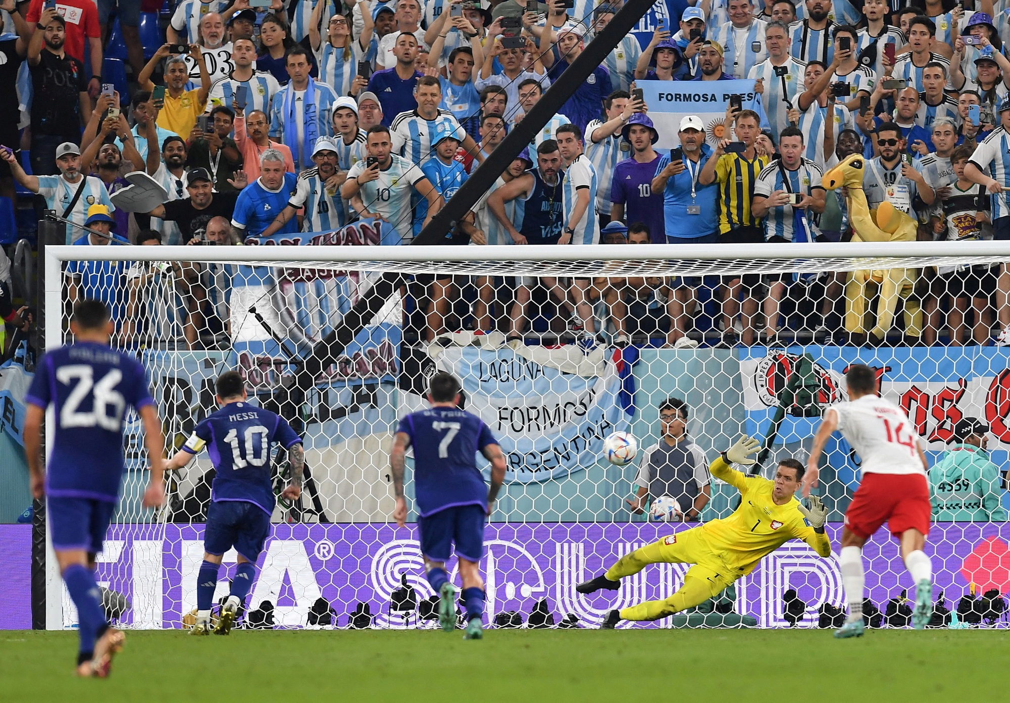 Messi sút hỏng penalty, Argentina dìu Ba Lan vào vòng 1/8 - Ảnh 4.