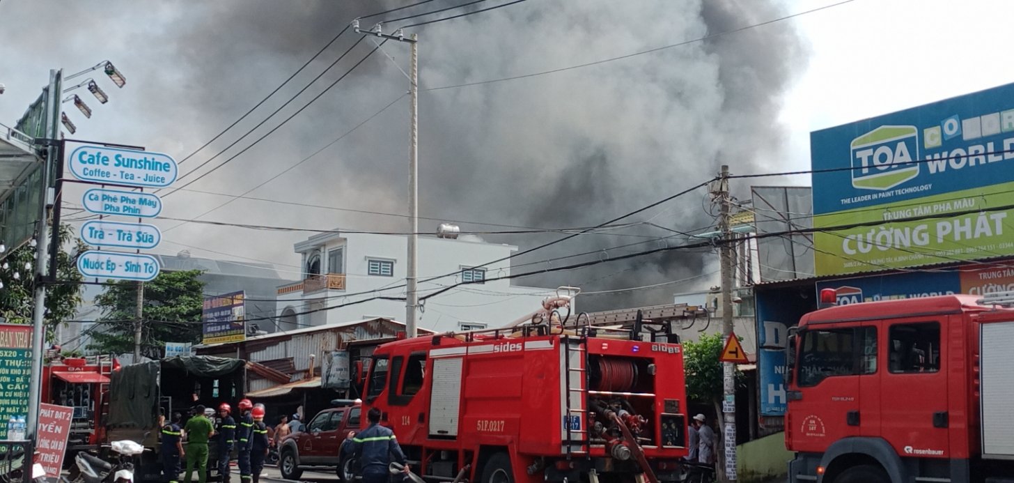 CLIP: 23 xe chữa cháy cấp tập dập lửa tại kho phế liệu ở huyện ...