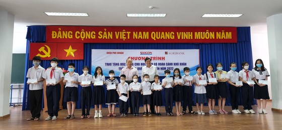 Trao 120 suất học bổng cho học sinh khó khăn ở TP HCM - Ảnh 1. Trao 120 suất học bổng cho học sinh khó khăn ở TP HCM - Ảnh 1.