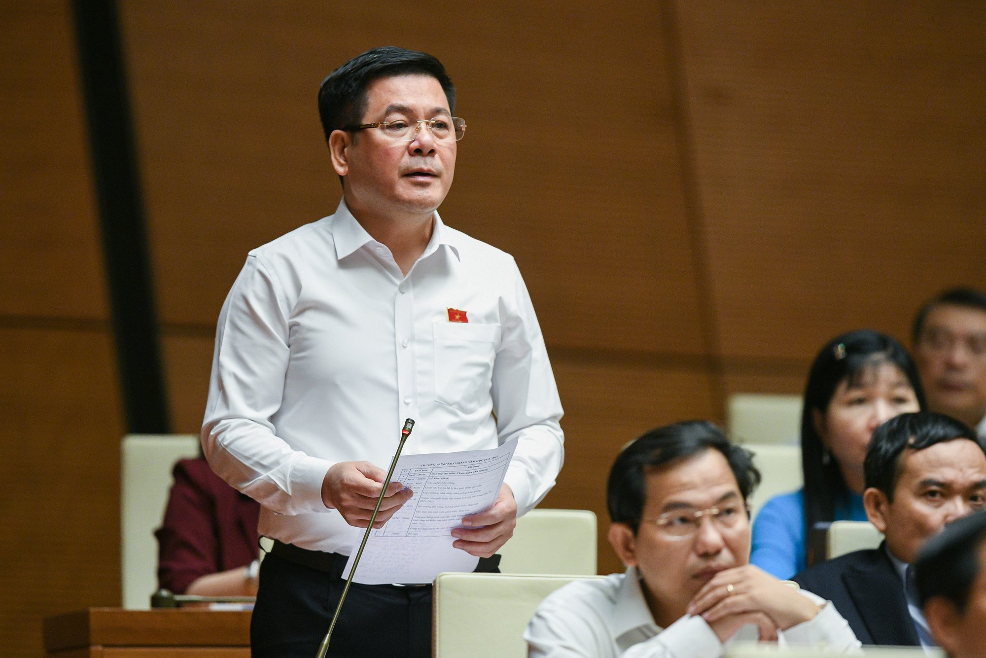 Bộ trưởng Nguyễn Hồng Diên: Cả chục hồ sơ xin cấp phép kinh doanh xăng dầu trên bàn lãnh đạo bộ - Ảnh 1.