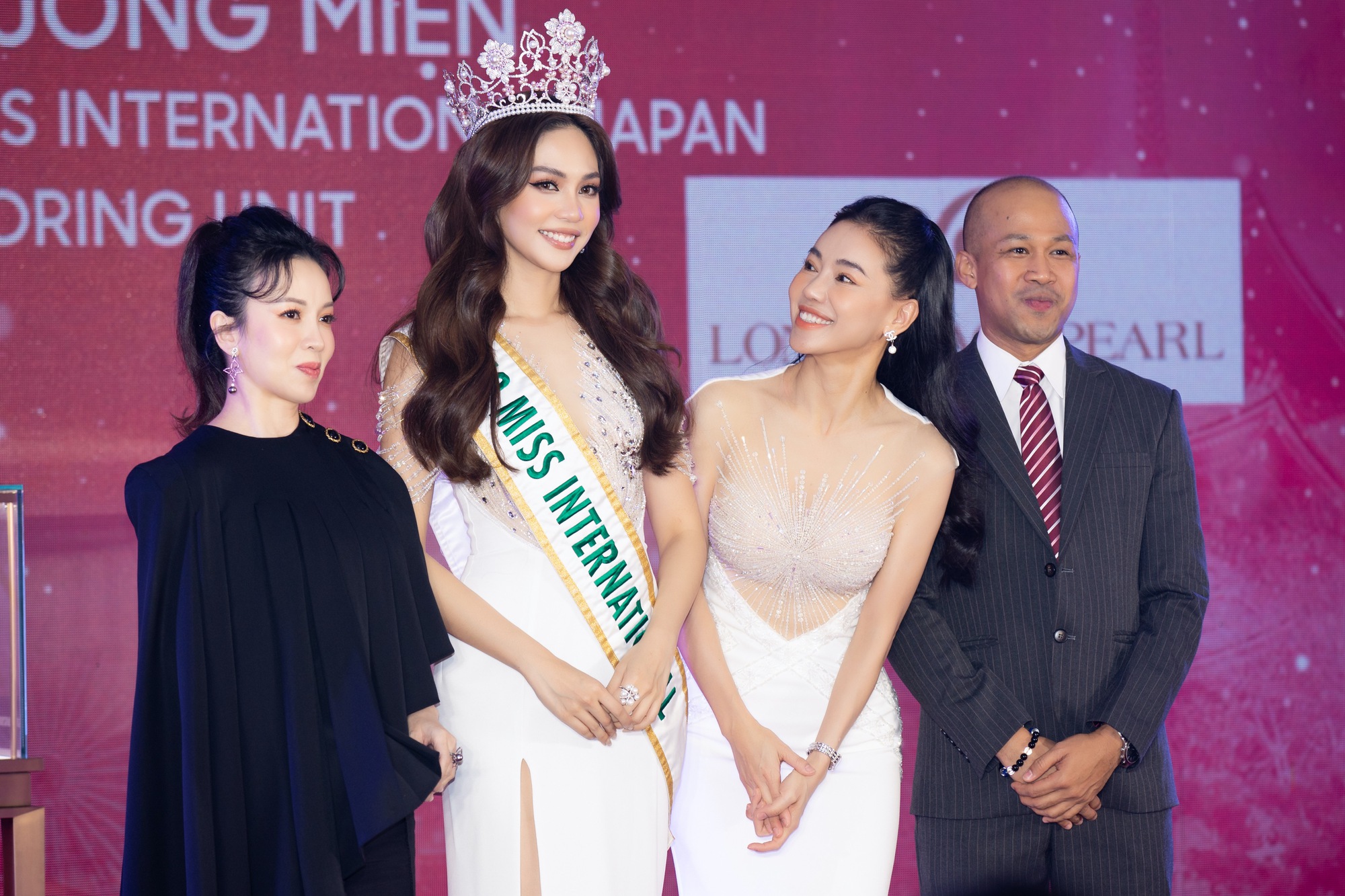 Việt Nam tài trợ vương miện gắn gần 2.000 viên đá quý cho Hoa hậu Quốc tế - Ảnh 1.
