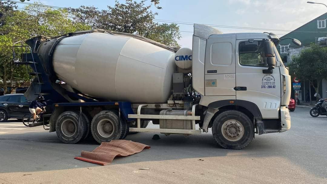 Va chạm xe bồn, người đàn ông đi xe đạp tử vong tại chỗ - Ảnh 1.
