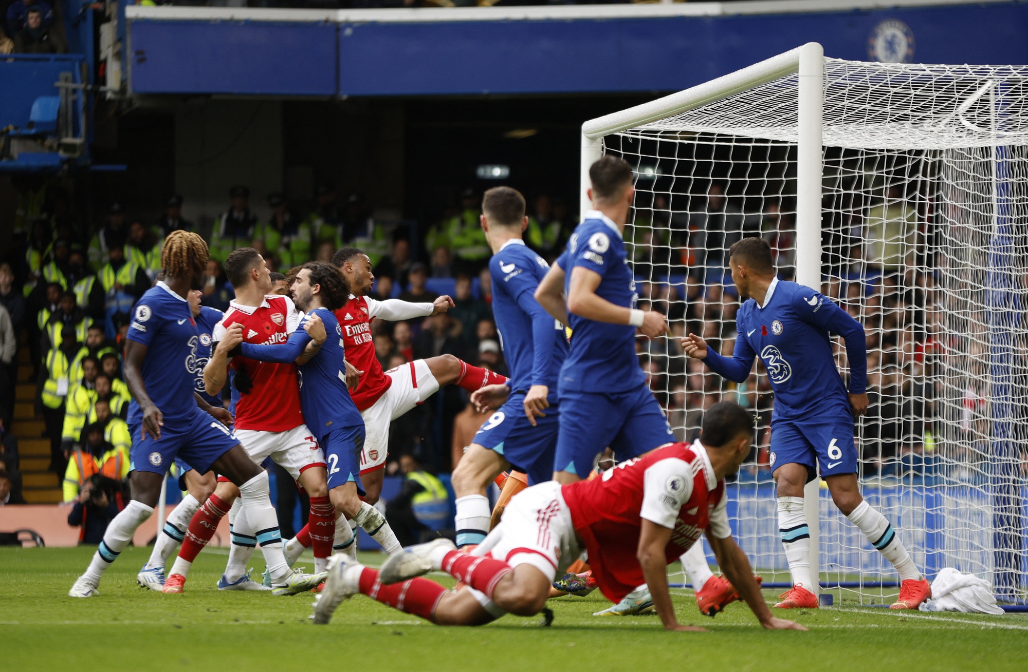Thắng Chelsea tại Stamford Bridge, Arsenal đòi lại ngôi đầu Ngoại hạng - Ảnh 4.