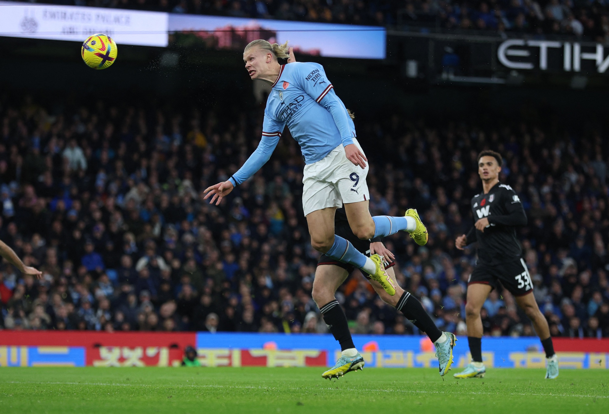 Chấp thẻ đỏ và phạt đền, Man City trở lại ngôi đầu Ngoại hạng - Ảnh 5.