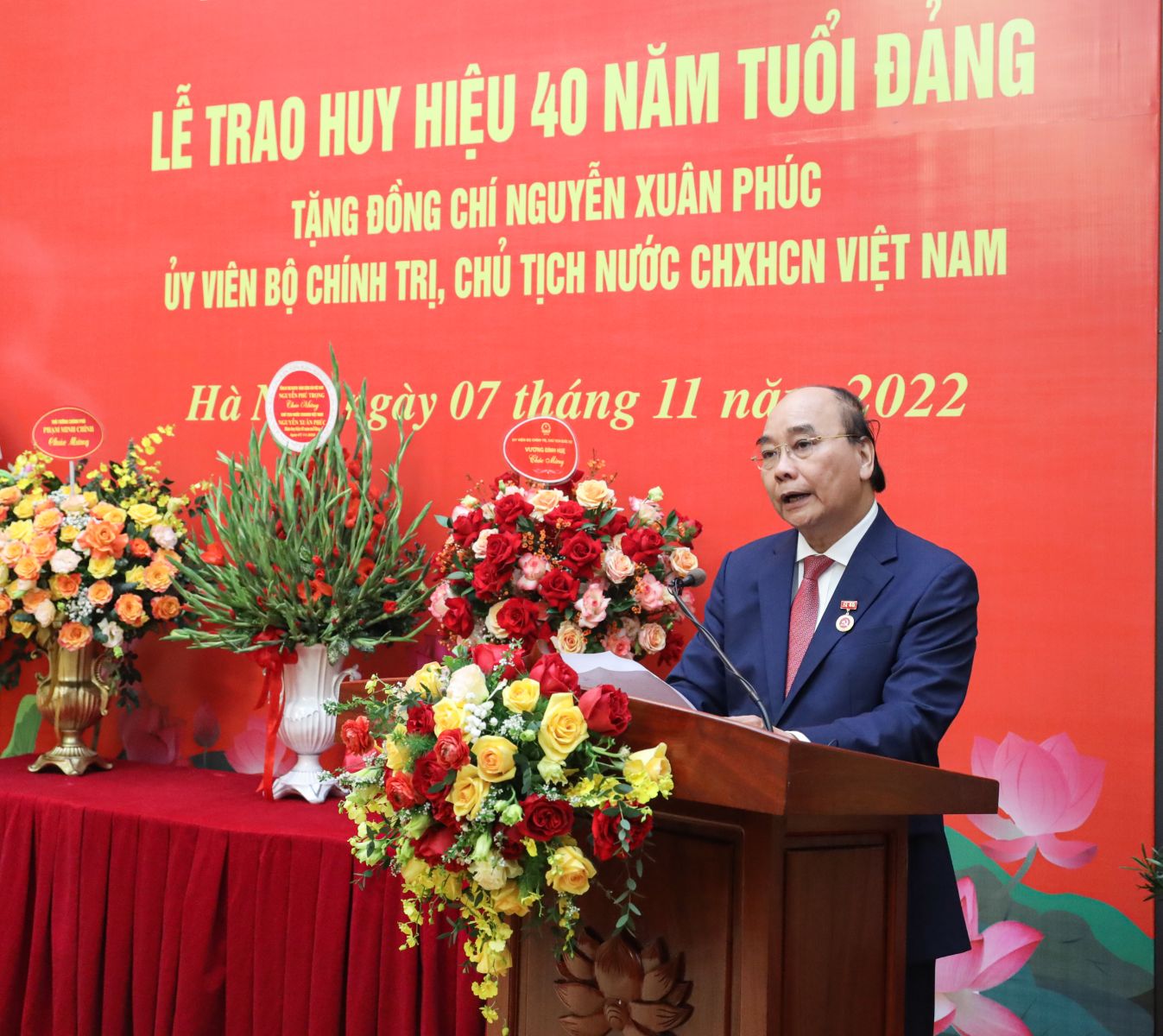 Trao Huy hiệu 40 năm tuổi Đảng tặng Chủ tịch nước Nguyễn Xuân Phúc - Ảnh 2.