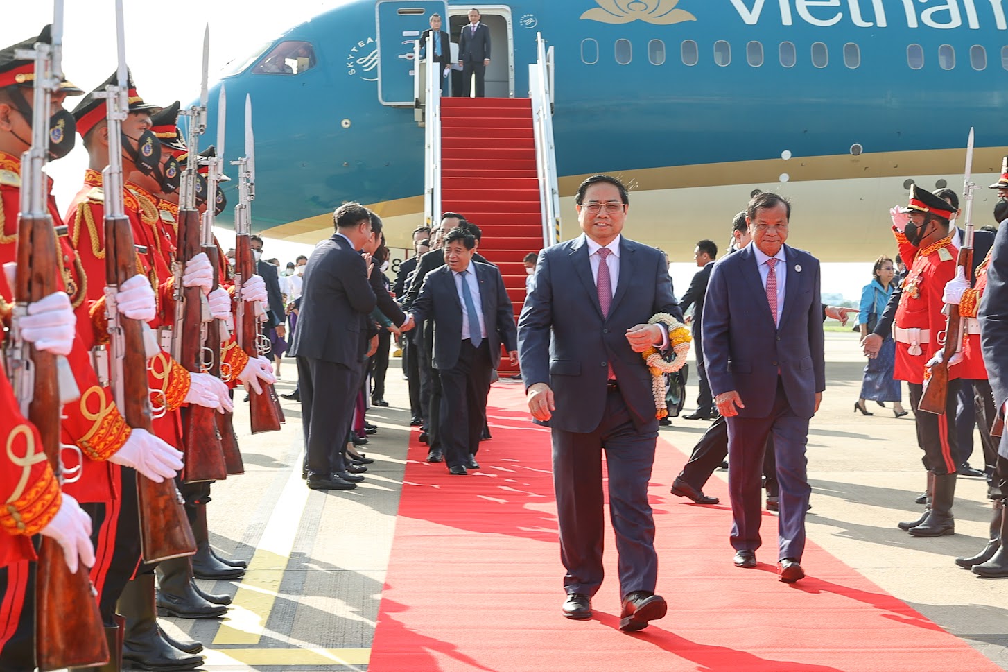 Thủ tướng Phạm Minh Chính tới Thủ đô Phnom Penh, bắt đầu thăm chính thức Campuchia - Ảnh 3.
