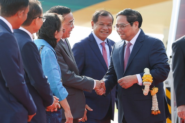 Thủ tướng Phạm Minh Chính tới Thủ đô Phnom Penh, bắt đầu thăm chính thức Campuchia - Ảnh 2.