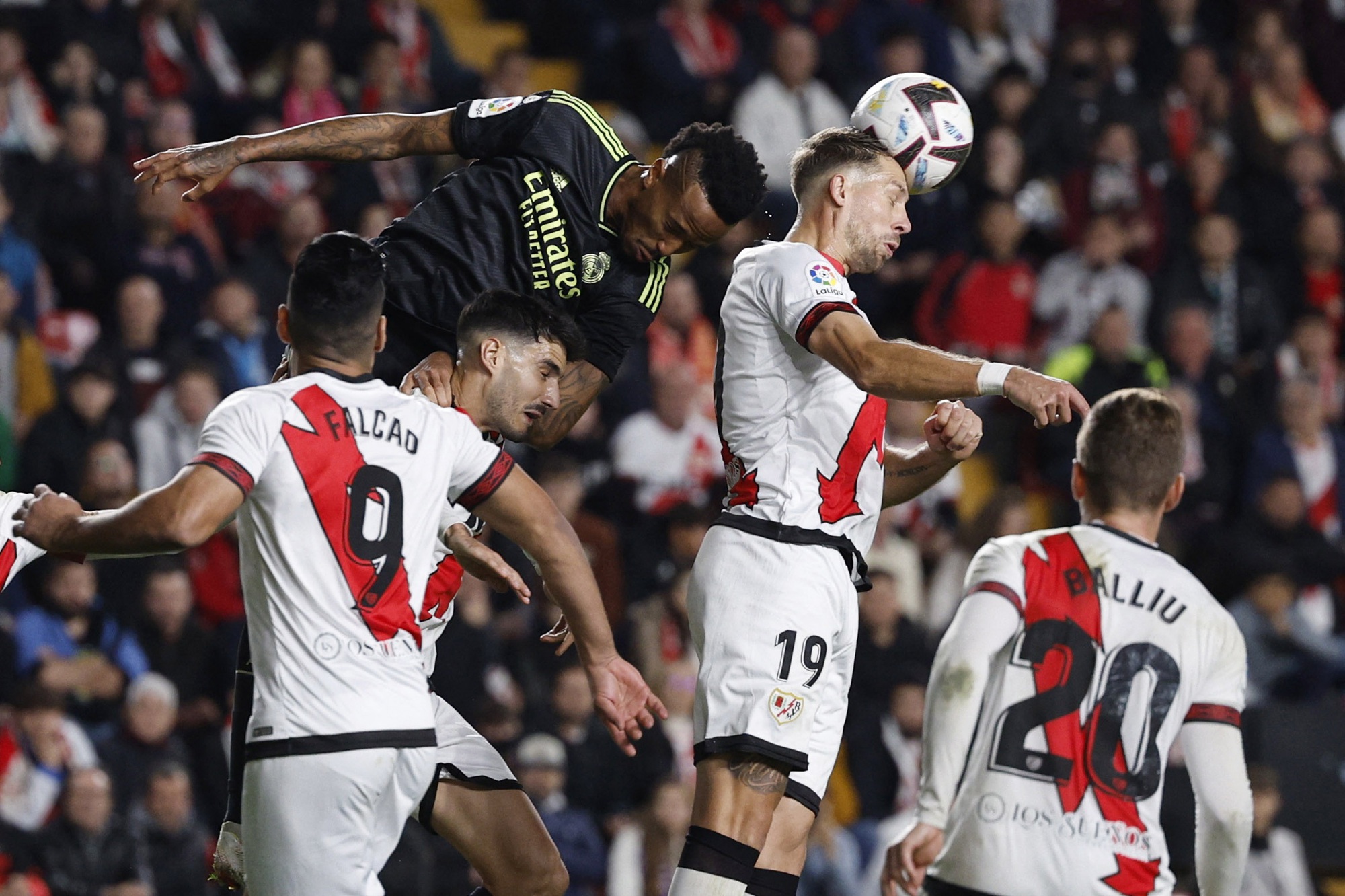 Gục ngã derby thủ đô, Real Madrid mất ngôi đầu La Liga - Ảnh 3.