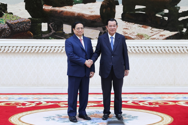 Thủ tướng Hun Sen đón Thủ tướng Phạm Minh Chính thăm chính thức Campuchia - Ảnh 1.