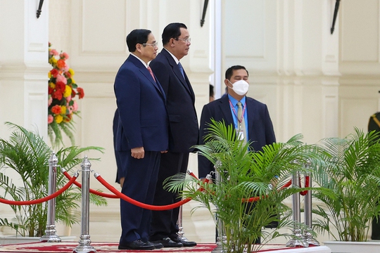 Thủ tướng Hun Sen đón Thủ tướng Phạm Minh Chính thăm chính thức Campuchia - Ảnh 4.