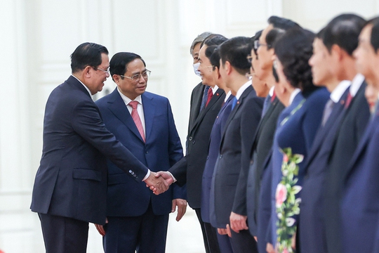Thủ tướng Hun Sen đón Thủ tướng Phạm Minh Chính thăm chính thức Campuchia - Ảnh 9.