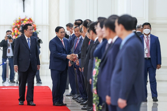 Thủ tướng Hun Sen đón Thủ tướng Phạm Minh Chính thăm chính thức Campuchia - Ảnh 8.
