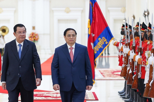 Thủ tướng Hun Sen đón Thủ tướng Phạm Minh Chính thăm chính thức Campuchia - Ảnh 7.