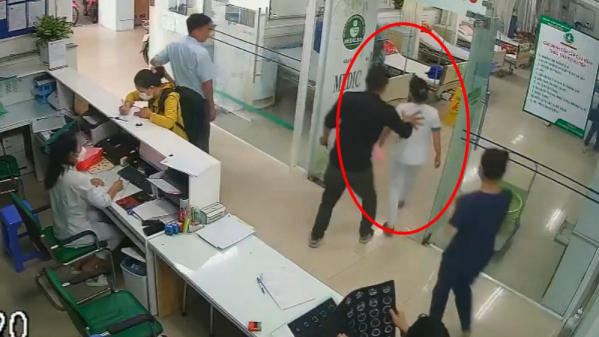 Công an làm việc với người đánh nữ điều dưỡng ở Bình Dương - Ảnh 1.