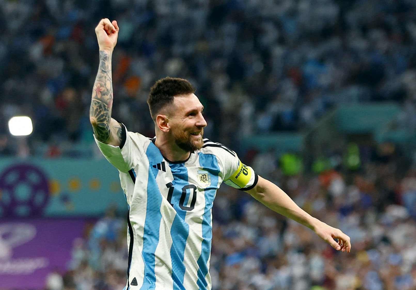 Messi luôn được biết đến với tinh thần làm việc chăm chỉ và cống hiến tuyệt vời cho đội bóng của mình. Cùng xem những hình ảnh về anh trên sân cỏ, trong đó quốc kỳ và tinh thần của công nhân được cất cao tay để ủng hộ cho ngôi sao bóng đá này.