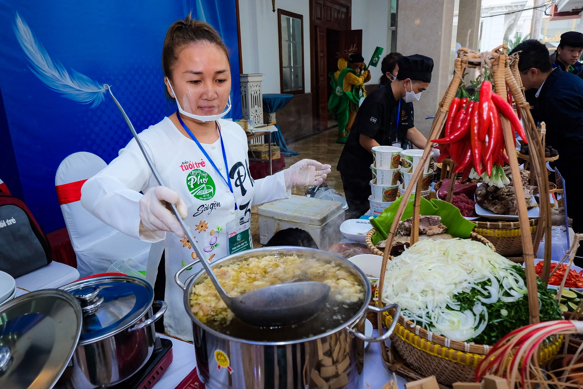 Các nữ đại sứ, phu nhân hào hứng trải nghiệm phở  - Ảnh 10.