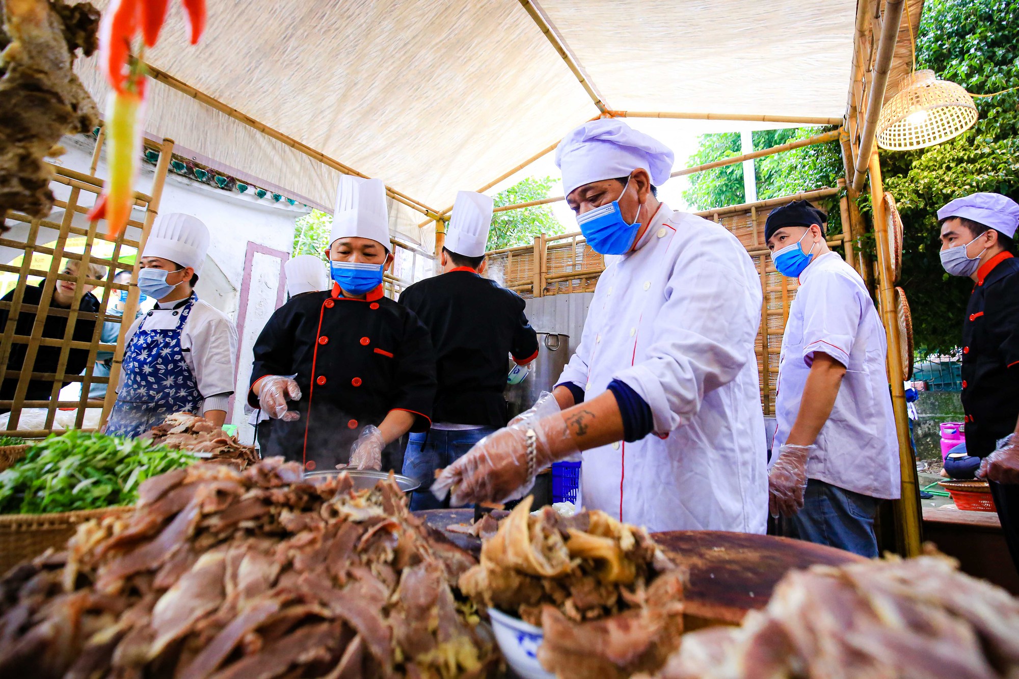 Các đại sứ, phu nhân trải nghiệm làm bánh phở - Ảnh 1.