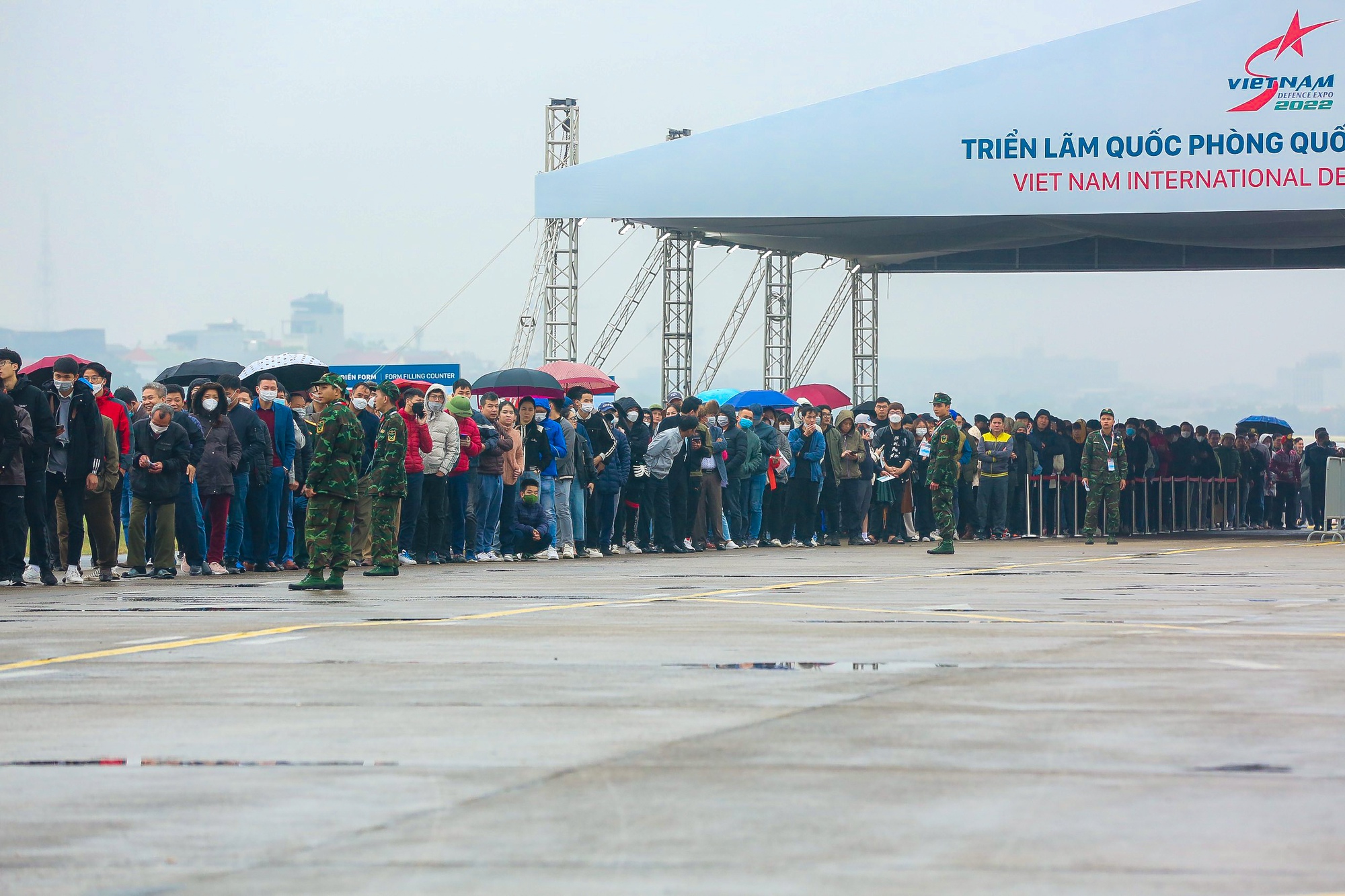 Người dân đội mưa tham quan triển lãm Quốc phòng quốc tế Việt Nam - Ảnh 1.