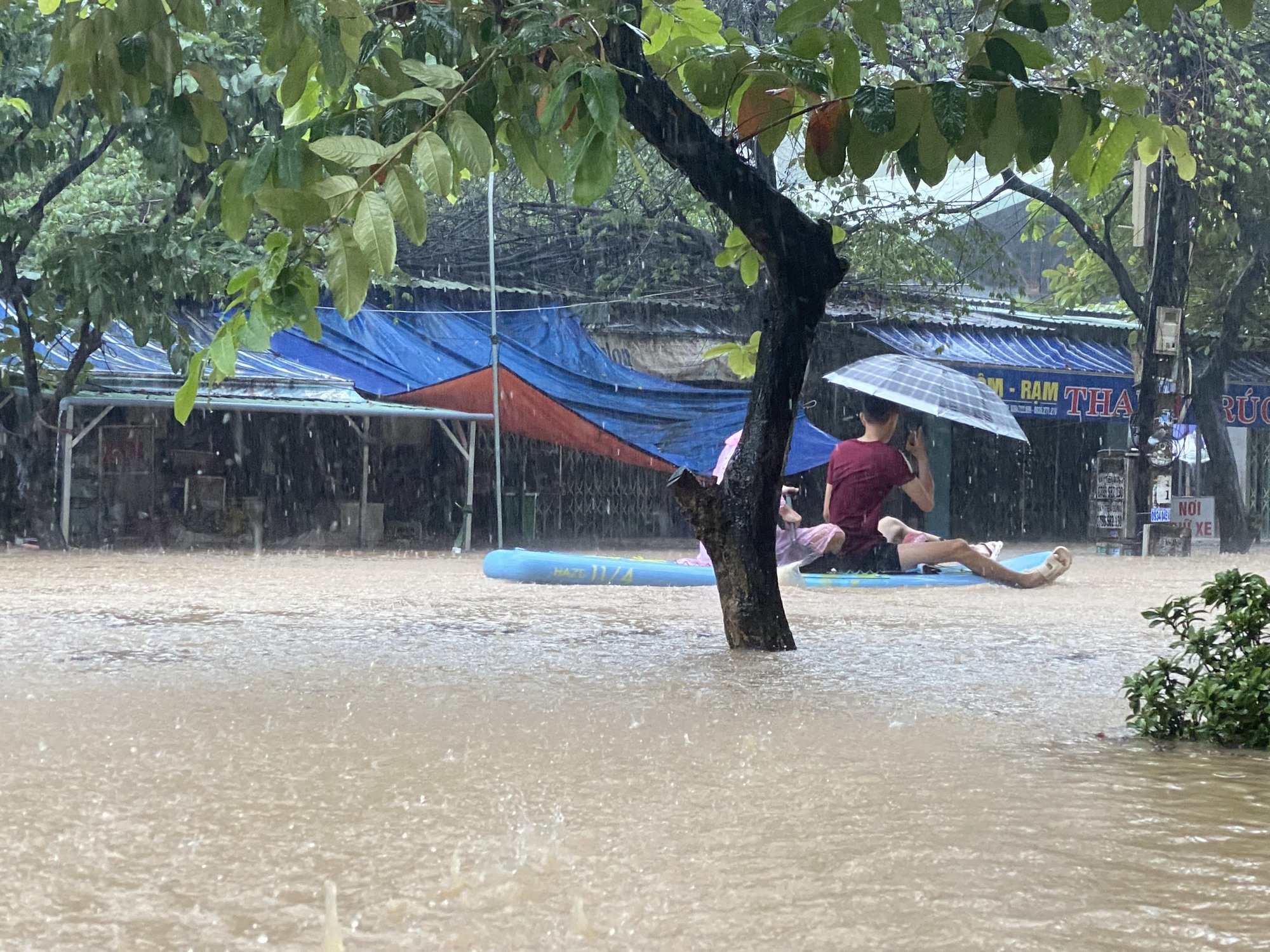 Bí thư Tỉnh ủy Bình Định: Ngay cửa biển mà ngập lụt nặng là không thể chấp nhận! - Ảnh 2.